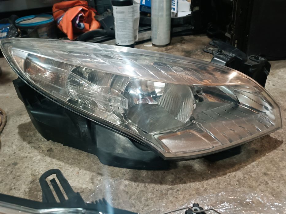 Lampa far Megane3 an 2014 bara fata Megane3 Clio4 Clio3 Fluence Scenic3 Scenic2  Megane2 stop UPC kit bara fata Dacia Logan3 Sandero Stepway3 Logan2