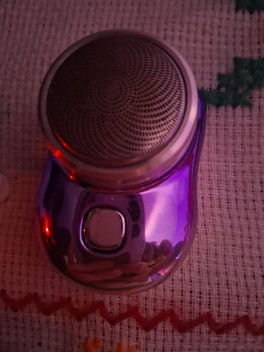 Vând mini aparat de ras electric portabil cu lame rotative