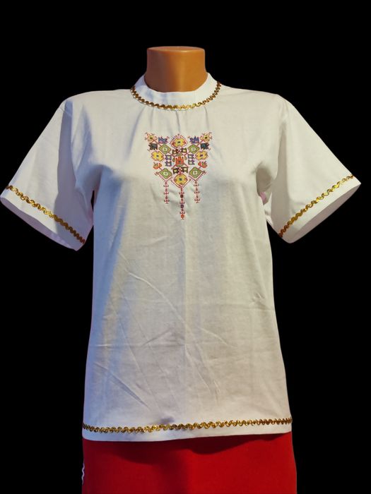 Български носии и бродерия