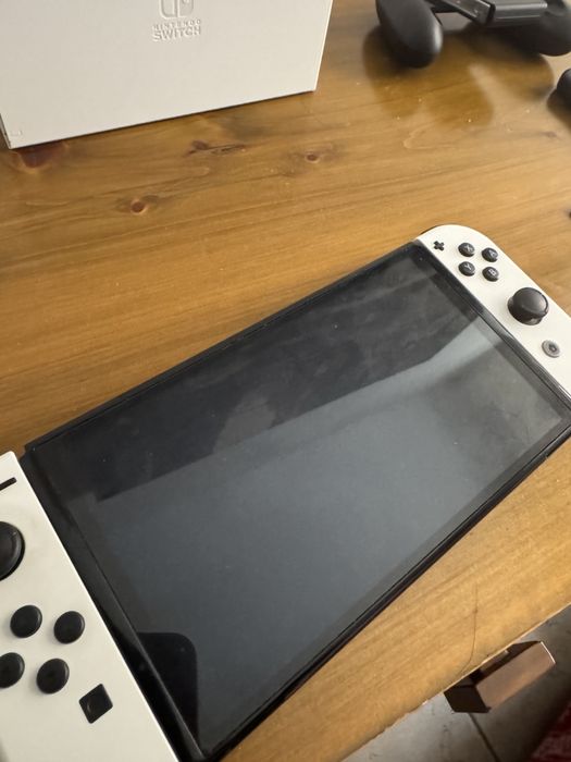 Продам Nintendo Switch OLED White в отличном состоянии.
