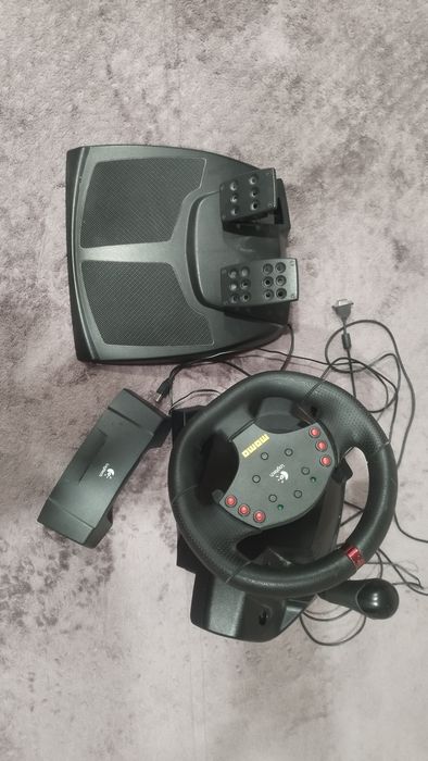 Игровой руль Logitech momo