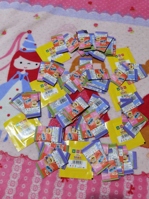 100 pliculete monede Minioni plus 100 plicuri Tatuaje Minioni nedesfacute