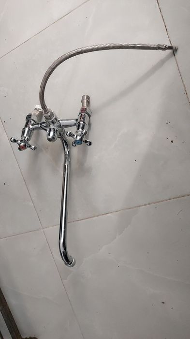 Продам смеситель для ванной