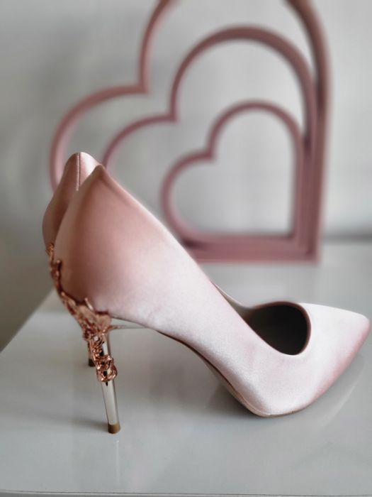 Стилето розови обувки с инкрустиран ток