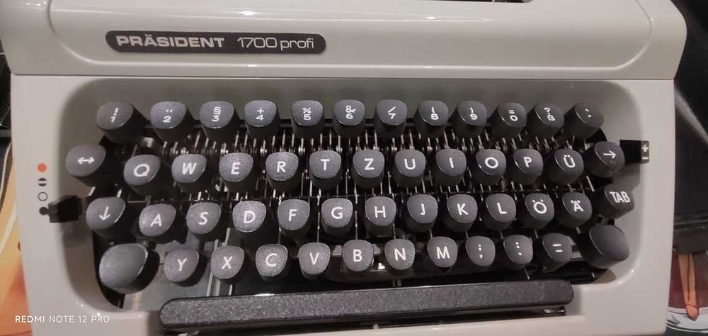 Пишеща машина с куфар