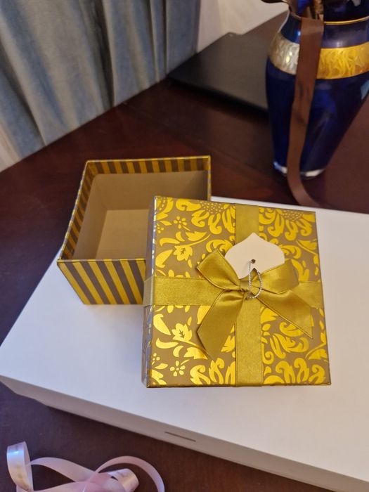 Продаются элегантные подарочные коробочки