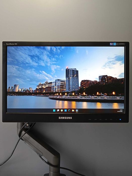 Монитор Samsung 943SN с кронштейном