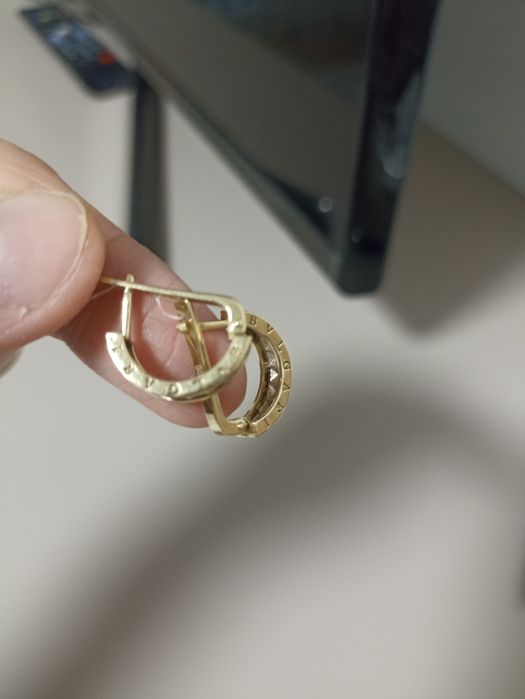 Срочно продам золотые серьги