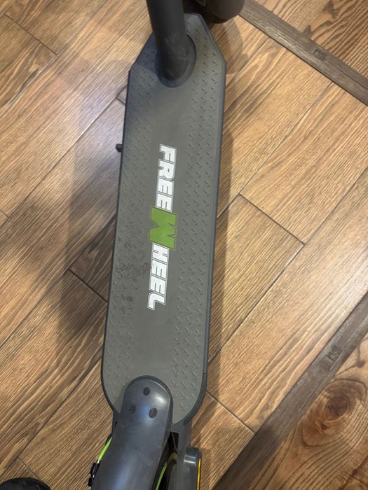 Vând trotinetă electrică FreeWheel Cruise 100 pentru copii cu vârsta de peste 9 ani