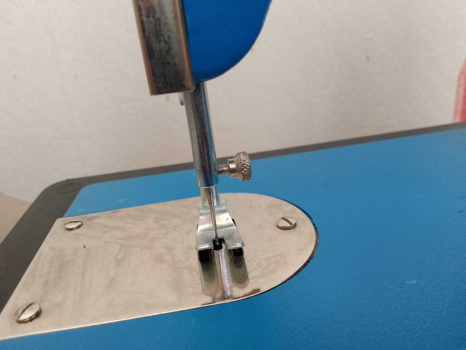 Малка ръчна шевна машина