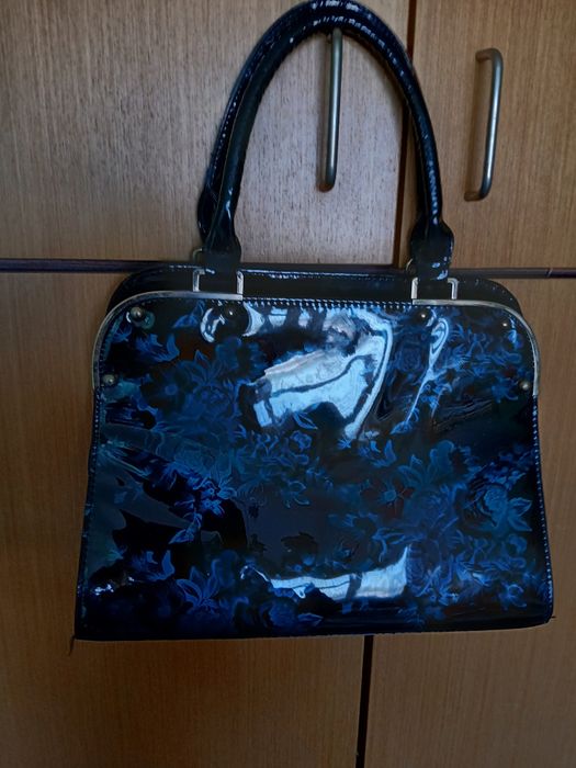 Дамска лачена чанта