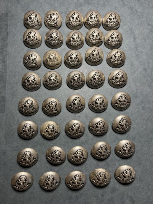 Lot 40 Nasturi Militari Britanici Originali WWI-WWII West Riding Regiment