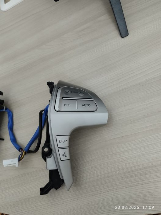 Продам кнопки руля на Камри 40-45