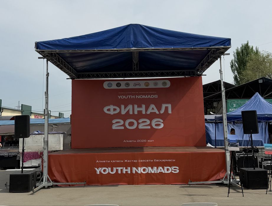 Сцена подиум крыша ферма
