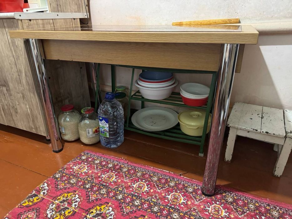 Кухонный стол с стеклом