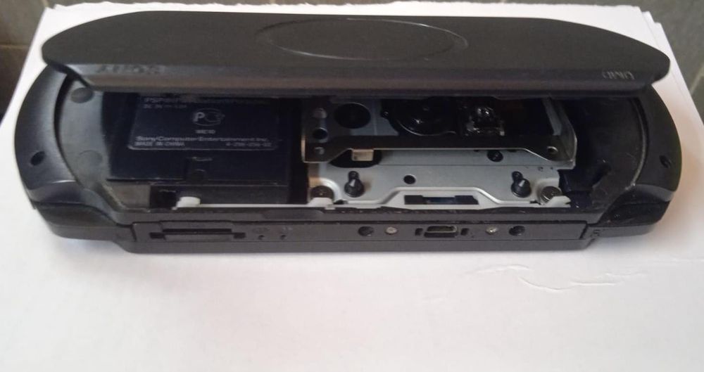 PSP-E1008(street) (Playstation Portable) не рабочая.