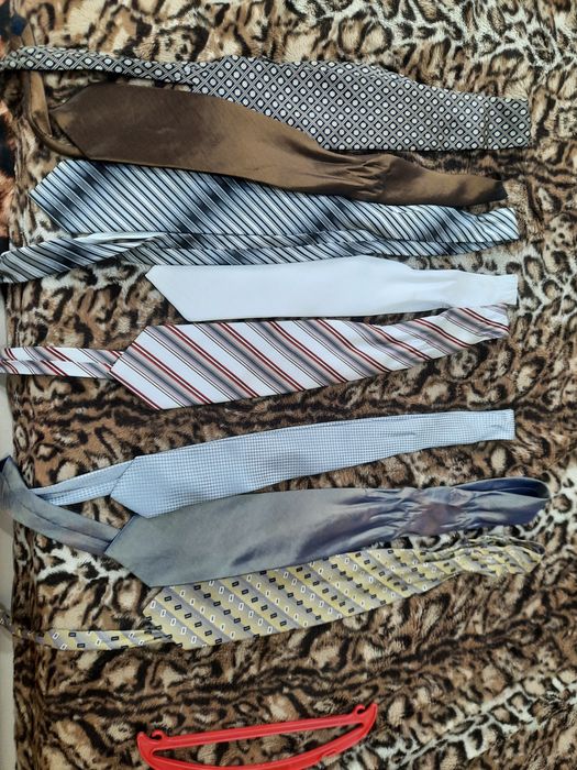 Галстуки, каждый по 500