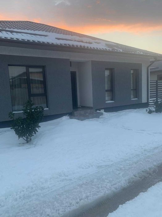 Vand casa Bragadiru 100mp P 4 camere 2 bai bucatarie deschisa 330mp teren toate utilitatile cu placa de beton deasupra