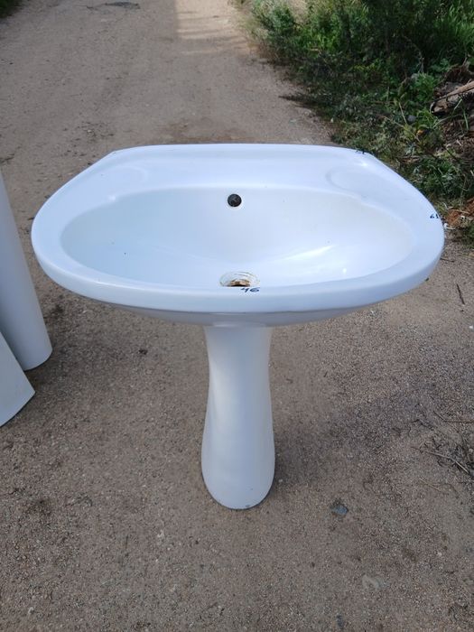 Б/у раковина с пьедесталом и квадратные раковины ,пьедесталы