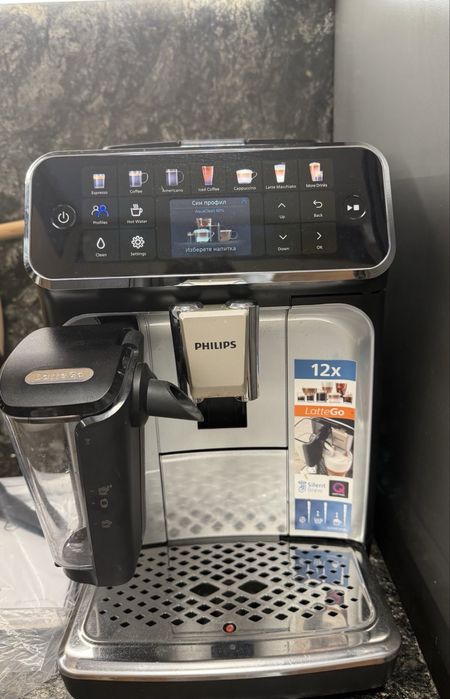Philips 5400 Series Fully Automatic Espresso Machine with LatteGo.