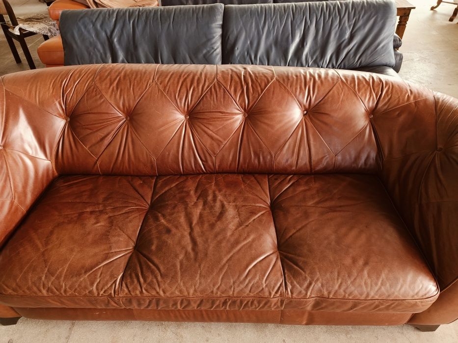 Асиметричен диван от естествена кожа