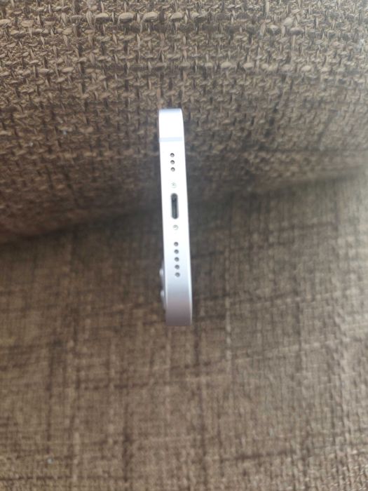 Продавам iPhone 14 в перфектно визуално и техническо състояние!