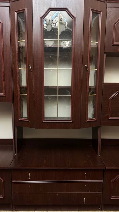 Деревянный шкаф