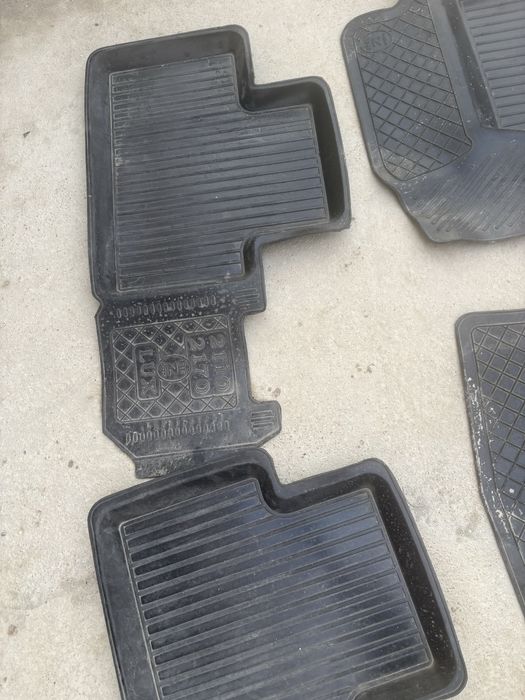 Резиновый коврик для авто .