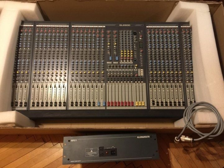 Микшер Allen Heath GL 2800 на 40 каналов.
