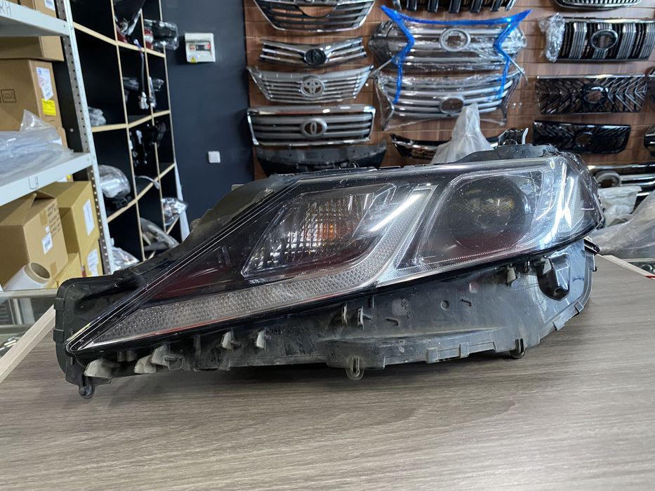 Фара для Toyota Camry 70 бу оргинал