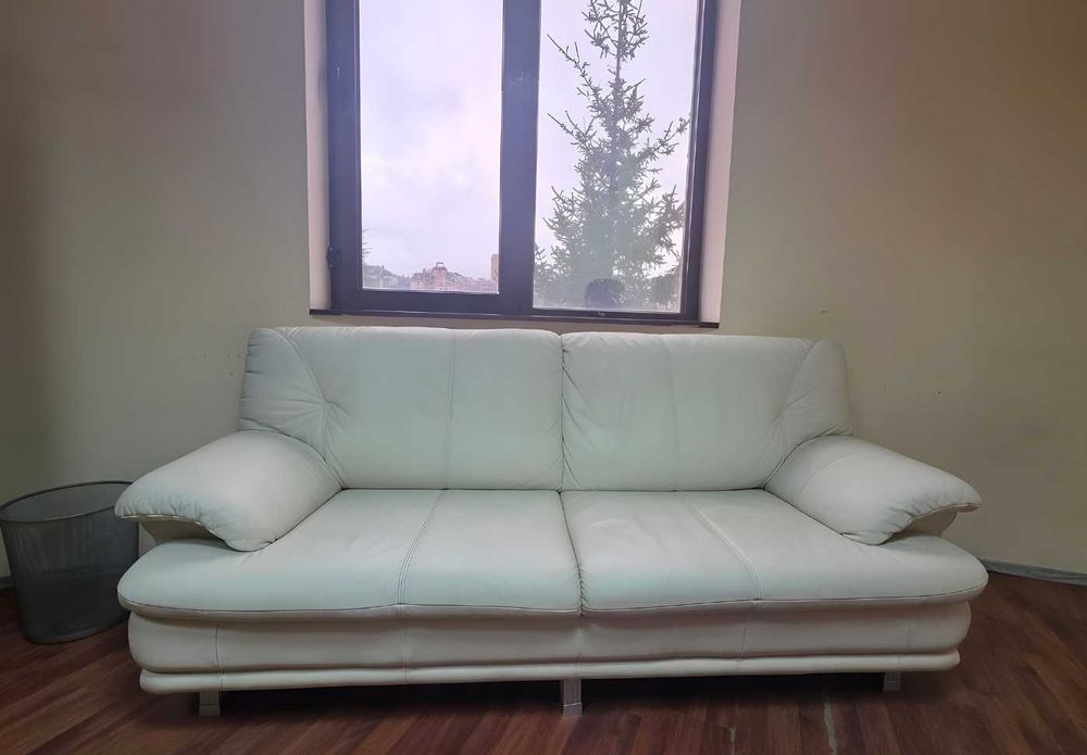 Продавам кожен диван в светъл цвят