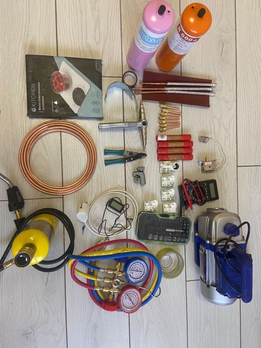 Инструменты для ремонта холодильников.