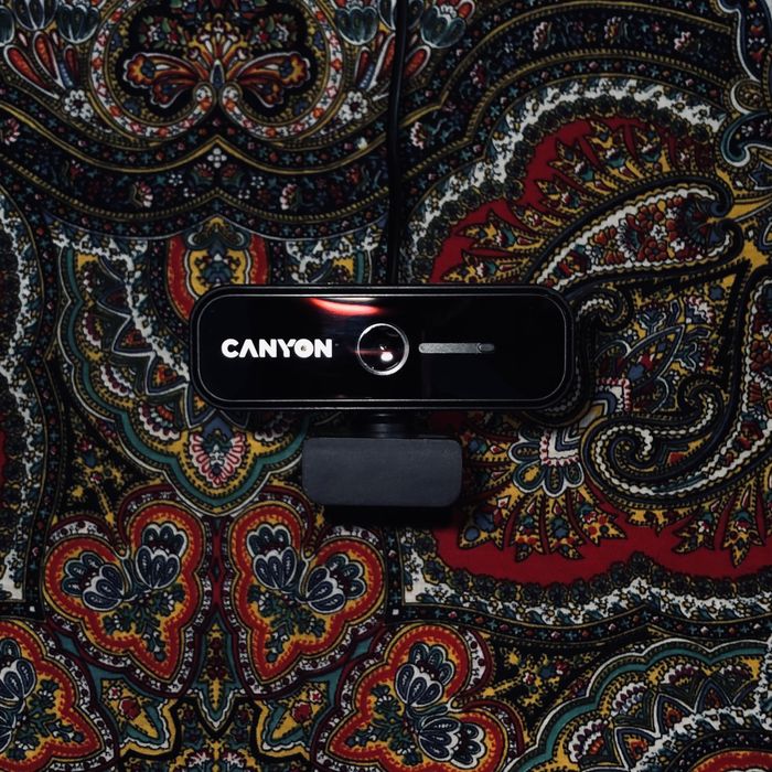 Две мишки AOAS и една настолна камера canyon