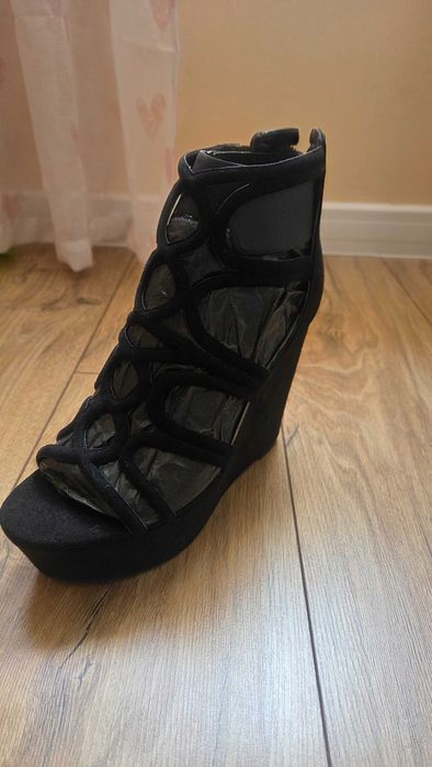 Сандали на платформа Guess НОВИ