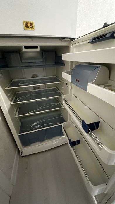 Продам Холодильник на запчасти