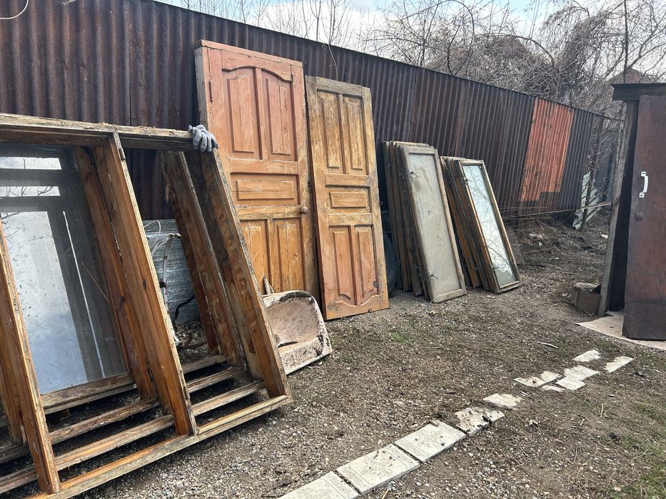 Продам рамы с окнами , двери