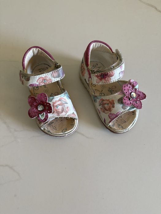 Сандали Primigi с цветя