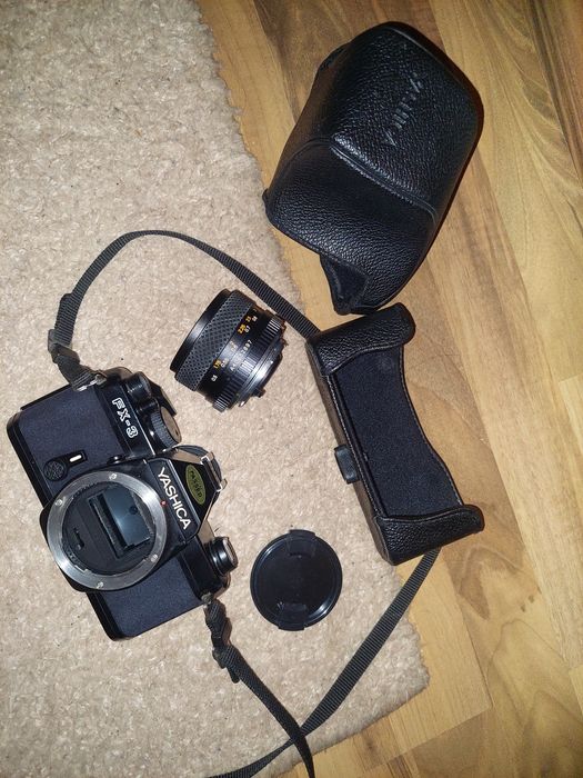 Aparat foto yashica fx3 cu film ,are obiectiv de 50mm dsb 1.9