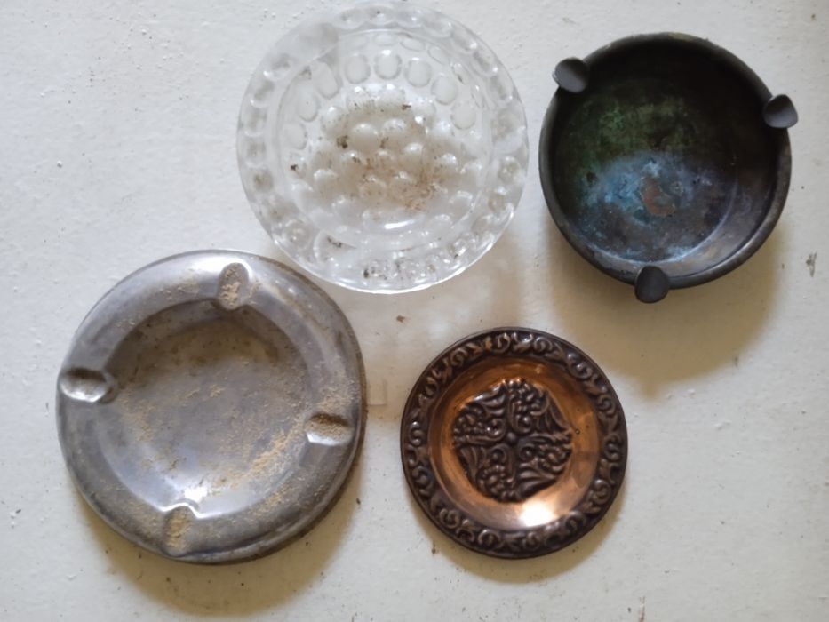 Продавам употребявани пепелници.