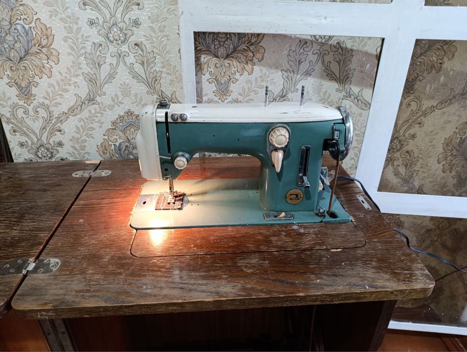 Продам швейную машину Lada 236.