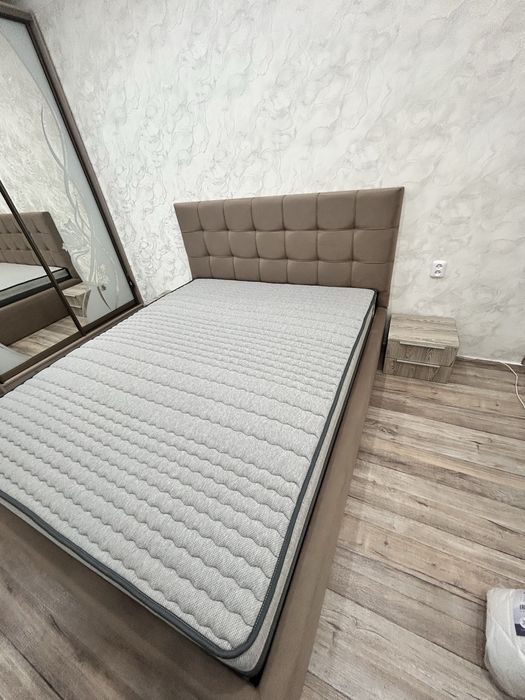 Кровать двуспальная.