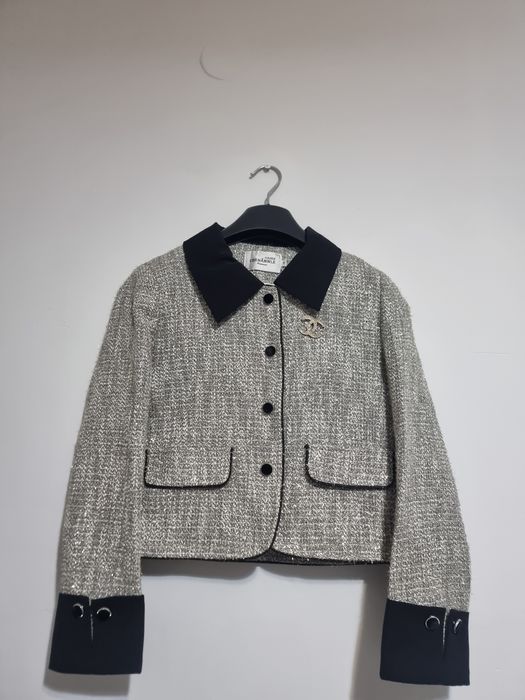 Вещи платья,брюки и пиджак.