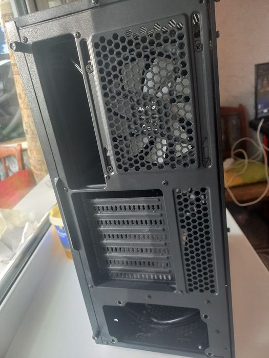 Корпус AeroCool Falcon Falcon-G-BK-v1