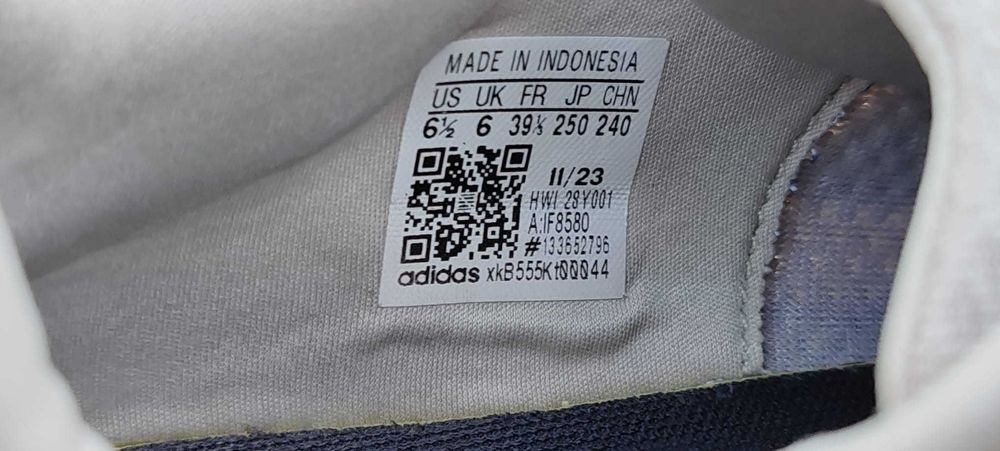 Adidași originali Adidas, mărimea 39 unisex - Perfecți pentru mișcare!