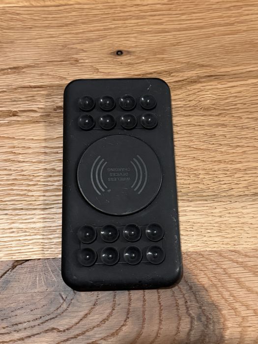 Power bank 5000 mAh cu incarcare wireless, cu prindere cu ventuze