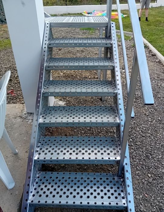 Scări metalice zincate 85x27