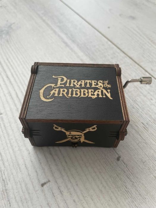 Cutie muzicala de colectie gravata "Queen" & "Piratii din Caraibe" NOI
