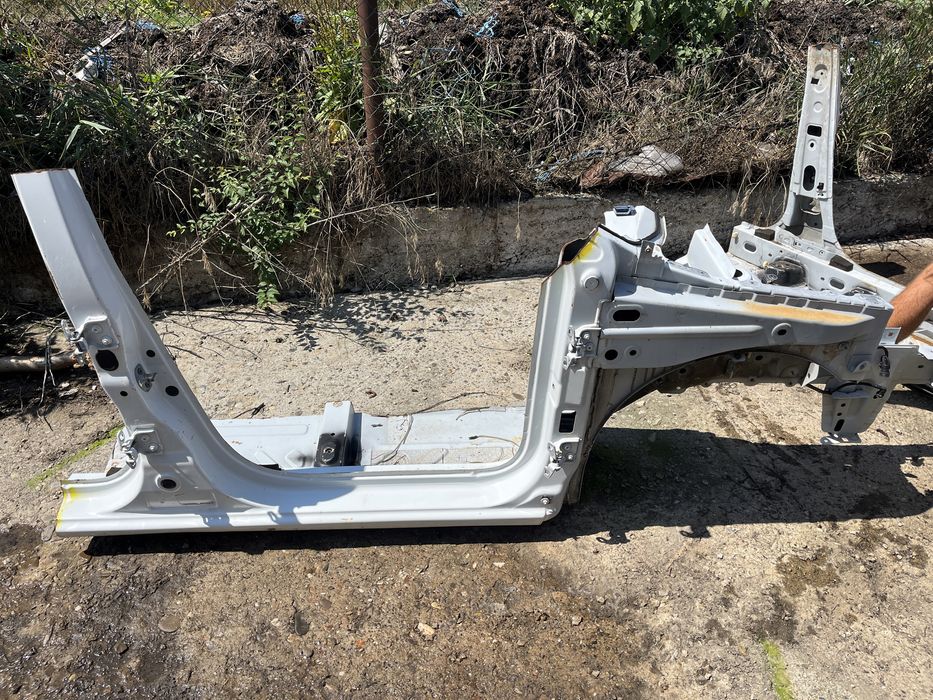 Prag / Lonjeron / Stalp Dacia Logan 2017