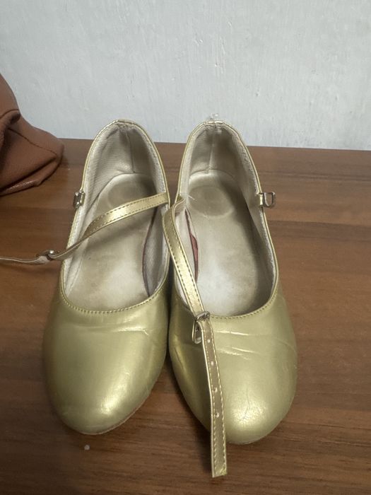 Продам золотые туфли для танца
