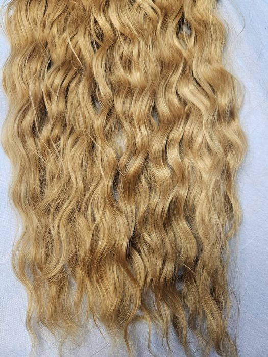 Естествено къдрава тъмно руса коса